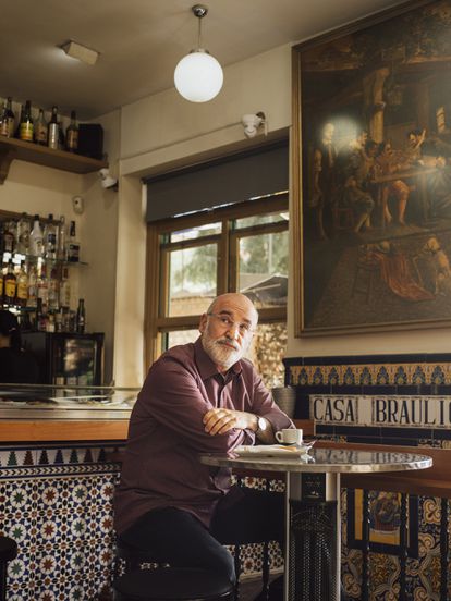 "La política y la gestión de utopías no me interesa: me atañen los comportamientos humanos", dice Fernando Aramburu. En la foto, en un bar de la Guindalera, cerca de Ventas, en Madrid.