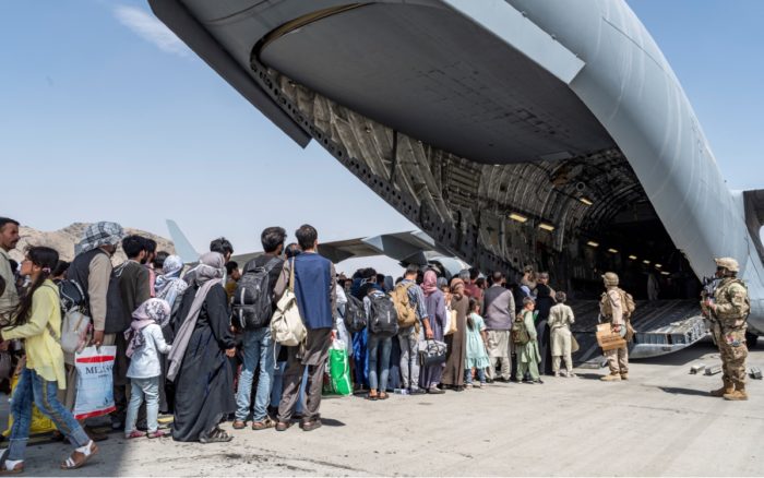 Los talibán prohíben a los afganos ir al aeropuerto de Kabul