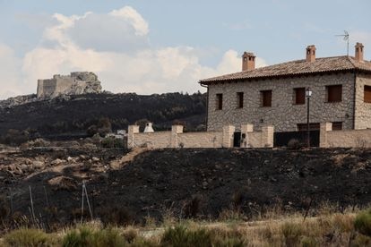La mancha negra que ha dejado el incendio de Ávila a los alrededores del Castillo de Sotalbo.
