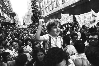 Célebre fotografía tomada por César Lucas en 1976 durante una manifestación en la calle Preciados de Madrid, protagonizada por un niño con el puño en alto.
