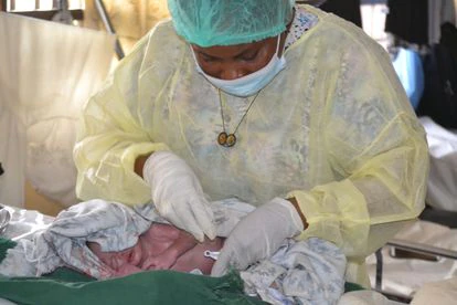 Una enfermera corta el cordón umbilical de Joseph, el bebé de Saina, minutos después del parto por cesárea. Pesó algo más de dos kilos y midió 44 centímetros.