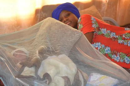 Saina Fofanah, junto a su bebé en el hospital de Freetown, la capital de Sierra Leona, justo un día después de dar a luz.