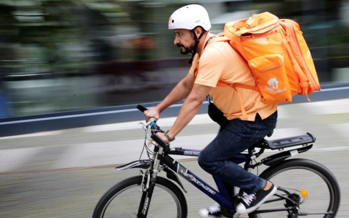 El ministro afgano que se convirtió en un repartidor en bicicleta en Alemania