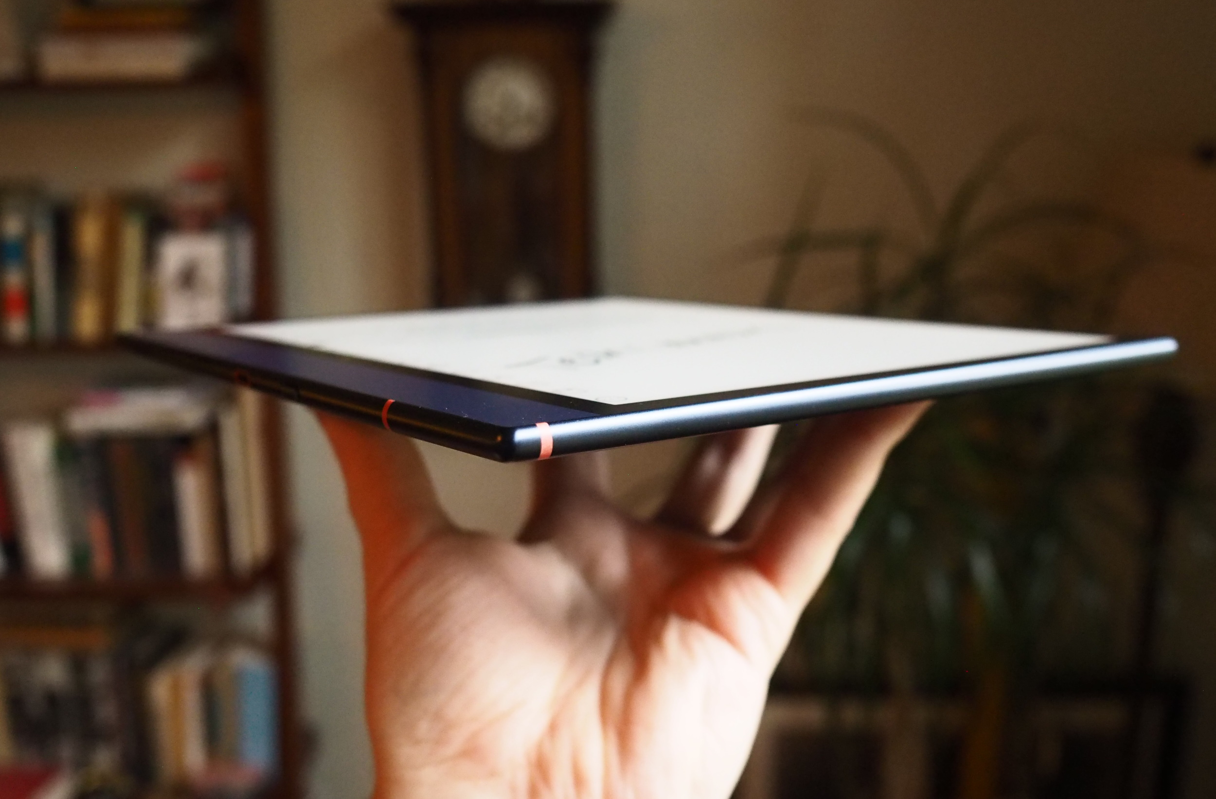 Vista lateral de una tableta que muestra su perfil delgado y acabado metálico.
