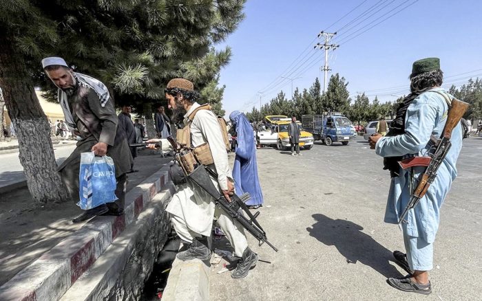 Afganistán: Los talibán reiteran que los afganos podrán salir del país a partir del 31 de agosto