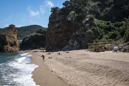 Playa nudista de Illa Roja en Begur, en la Costa Brava (Girona).