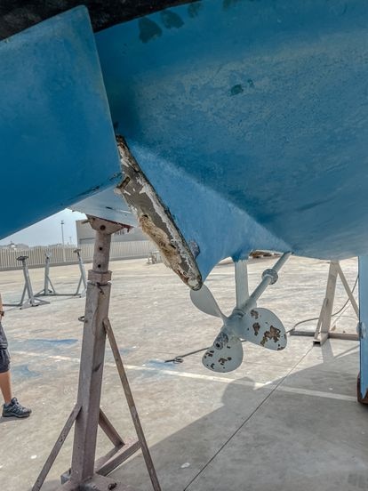 Desperfectos en un velero en el puerto de Barbate (Cádiz).