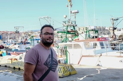 El pescador Gregorio Linde, en el puerto de Tarifa.
