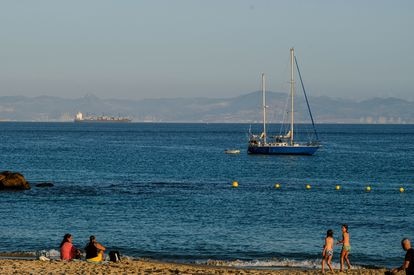 Un velero frente a la playa en Tarifa.