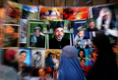 Retrato del expresidente Karzai en el mercado de Kabul, en 2004.