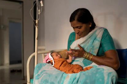 Kartiki agarra la mano de su abuela en una habitación del hospital del doctor Rakh.