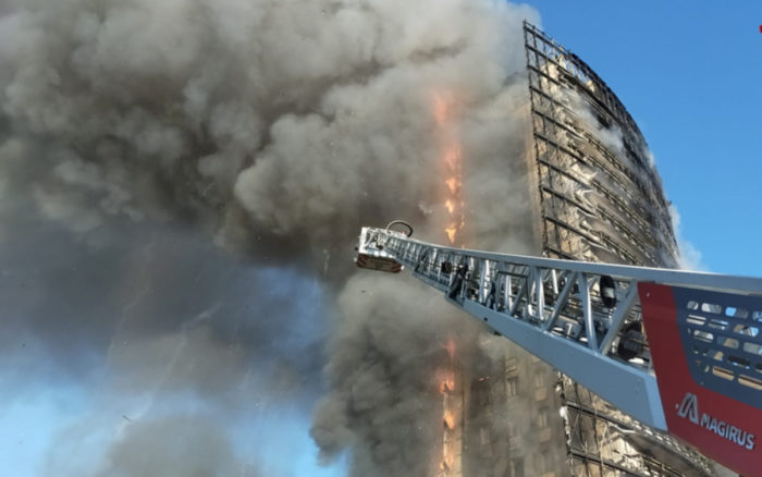 Incendio consume una torre de 20 pisos en Milán