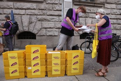 Los activistas se preparan para entregar las firmas necesarias para organizar una consulta en la ciudad de Berlín. Se necesita que firme el 7% del electorado, más de 170.000 personas.