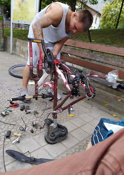Álex repara la bicicleta de su padre unas semanas antes de la paliza que le ha dejado en coma. 