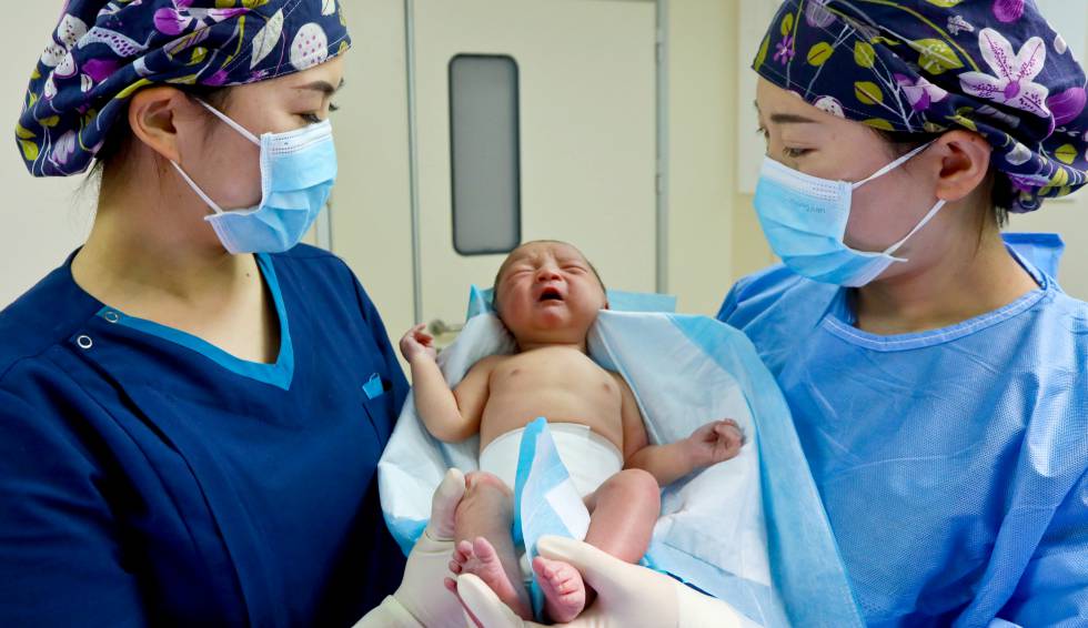 Dos enfermeras atienden un nacimiento en la provincia Gansu (China).