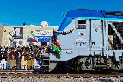 Llegada del primer tren de carga desde Irán durante la inauguración de la red ferroviaria Khaf-Herat en el distrito de Ghoryan de Herat el 10 de diciembre de 2020.