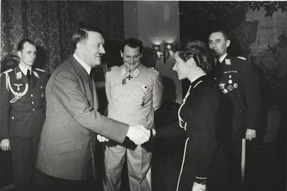 Hanna Reitsch recibe la Cruz de Hierro de manos de Hitler, en presencia de Goering, en 1941.