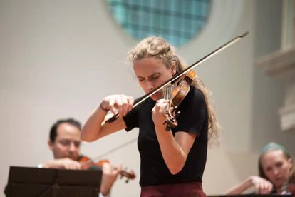 La violinista neerlandesa Eva Saladin, artista residente de la edición de este año del Festival de Música Antigua de Utrecht, durante su concierto en la Geertekerk el pasado domingo.