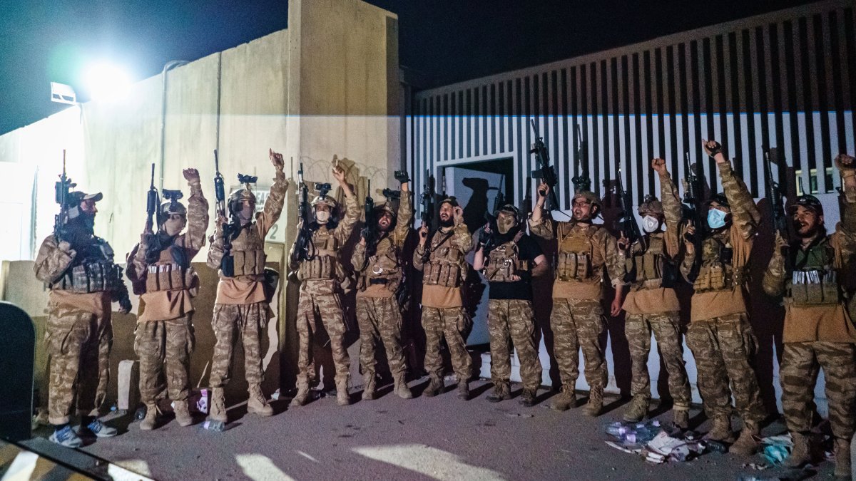 Los talibanes celebran tras la salida de los soldados estadounidenses de Afganistán