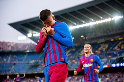 Piqué se besa el escudo del Barcelona tras su gol a la Real.