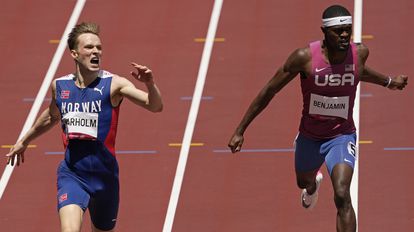 Rai Benjamin queda de segundo, tras Karsten Warholm, que estableció un nuevo récord mundial en la final de los 400m vallas. 
