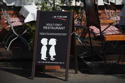 Cartel de un restaurante en la isla de Rügen (Alemania) que en 2018 prohibió el acceso a niños a partir de las cinco de la tarde.