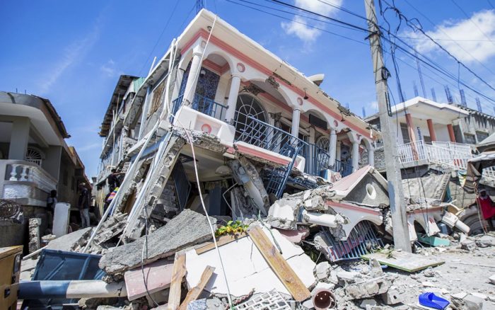 Ascienden a 304 los muertos y a más de mil 800 los heridos por el sismo en Haití | Videos