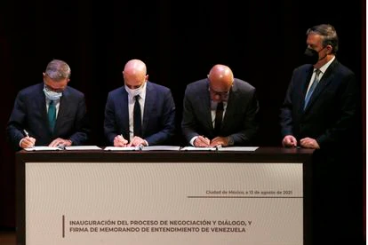 La firma del representante de la oposición, Gerardo Blyde; Dag Nylander, diplomático noruego y Jorge Rodríguez, presidente de la Asamblea Nacional de Venezuela junto al canciller mexicano Marcelo Ebrard, en Ciudad de México.