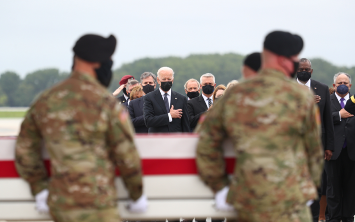 Biden recibe los restos de los 13 soldados de EU muertos en el atentado de Kabul
