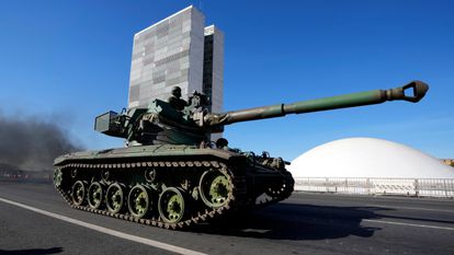 Uno de los tanques del convoy militar que este martes desfiló ante el Congreso y la sede de la Presidencia en Brasilia. 