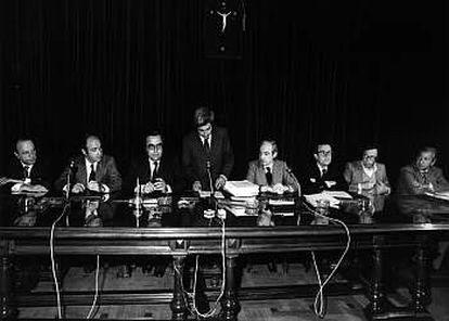 Manuel Fraga (AP), Miquel Roca (CDC), Gregorio Peces-Barba (PSOE), Gabriel Cisneros (UCD), José Pedro Pérez Llorca (UCD), Miguel Herrero de Miñón (AP) y Jordi Solé Tura (PCE), durante la firma del Proyecto de Constitución el 10 de abril de 1978.