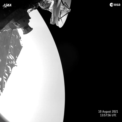 Parte del instrumental de la sonda 'BepiColombo' aparece en su 'selfi' a su paso por Venus este martes.