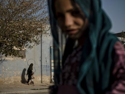 Una joven en una calle de Kandahar, el 10 de agosto. 
