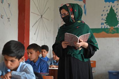 Una profesora imparte una clase en una escuela pública de enseñanza media en Kabul el dia 30 de Agosto.