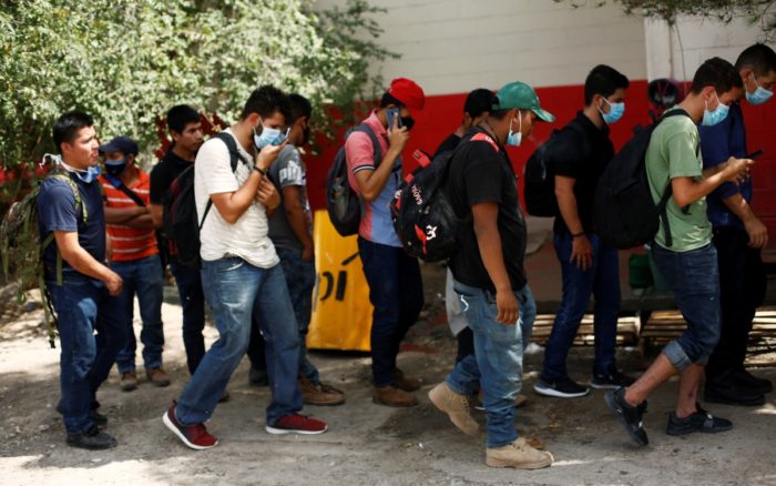 EU comienza a enviar a familias migrantes a México lejos de la frontera: Reuters