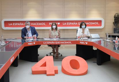 Santos Cerdán, Adriana Lastra y Eva Granados en la reunión del comité organizador del 40º Congreso del PSOE.