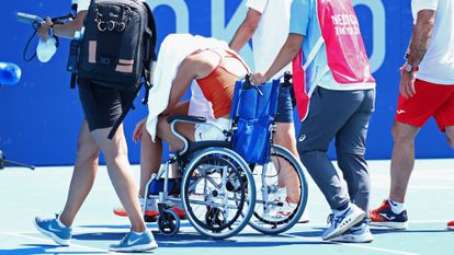 Paula Badosa abandona la pista de Tokio en silla de ruedas.