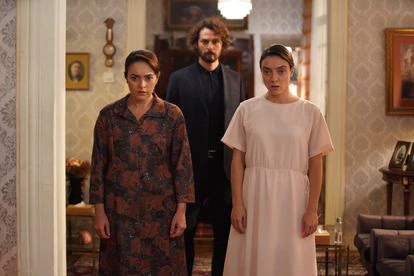 Ezgi Mola, Birkan Sokullu y Merve Dizdar, en una imagen de 'Inocentes'.