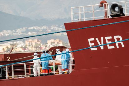 El mercante 'Ever Grace' a la llegada al puerto de Las Palmas de Gran Canaria el pasado día 12 con 30 supervivientes de una patera.
