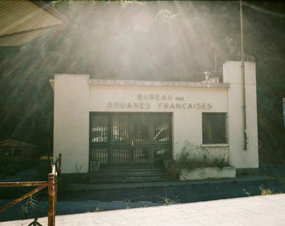 Una antigua oficina de aduanas de Francia abandonada en el límite fronterizo de la N-II. 
