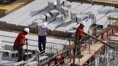 Trabajadores de la construcción levantan un edificio en Bilbao.