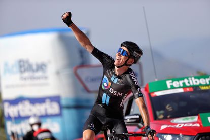 Romain Bardet (DSM) celebra su victoria en la 14ª etapa de La Vuelta a España disputada este sábado entre las localidades de Don Benito (Badajoz) y Pico Villuercas (Cáceres).