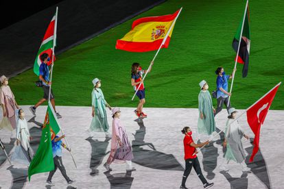 La abanderada española, la karateca Sandra Sánchez (c), ondea la bandera de España durante la ceremonia de clausura de los Juegos Olímpicos 2020, en el Estadio Nacional de Tokio (Japón).