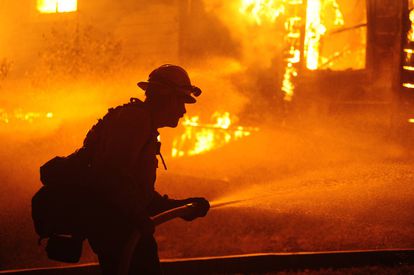 Un bombero en plena actuación contra un incendio en Greenville (California) a comienzos de este mes. /