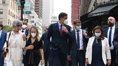 Pedro Sánchez (en el centro) pasea por Nueva York durante el viaje oficial a EE UU, el pasado 21 de julio.