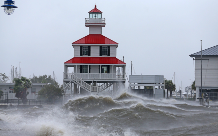 Huracán Ida golpea Luisiana con vientos de más de 240 kilómetros por hora