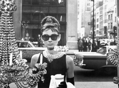 Audrey Hepburn, en la película 'Desayuno con diamantes', basada en la novela de Truman Capote 'Desayuno en Tiffany's'.  