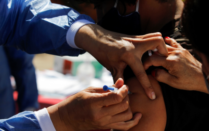 Indígenas, indigentes y migrantes deben ser prioridad de vacunación en América Latina: Unesco