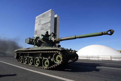 Jair Bolsonaro celebra un inédito desfile militar de 10 minutos en Brasilia