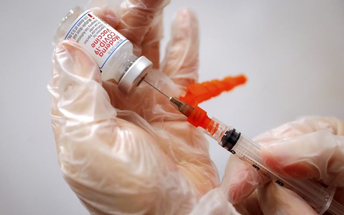 Japón suspende el uso de lotes de la vacuna Moderna al encontrar ‘materiales extraños’ en algunos viales